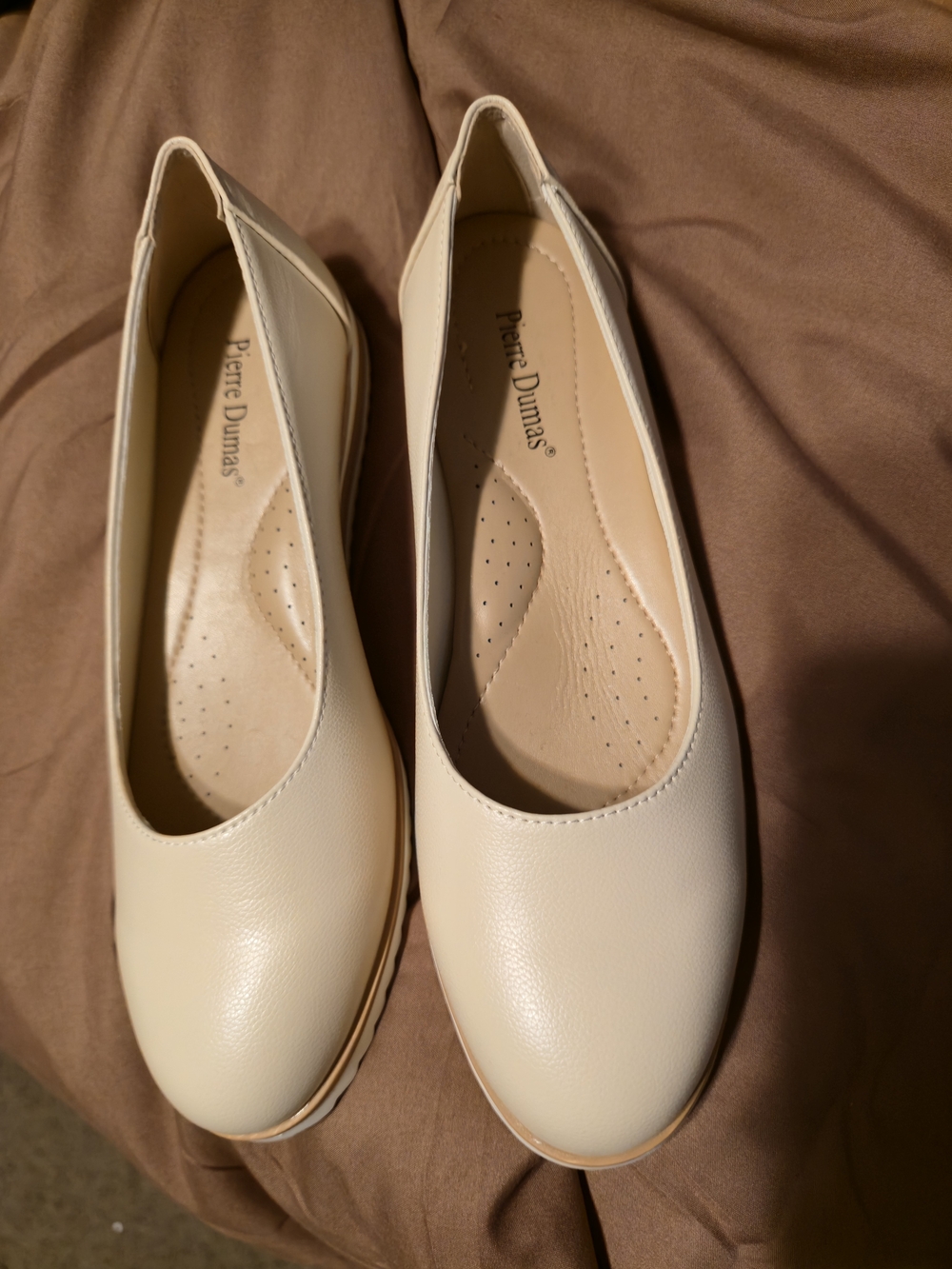 Pierre Dumas Women's Ivory Round-Toe Ballet Flats